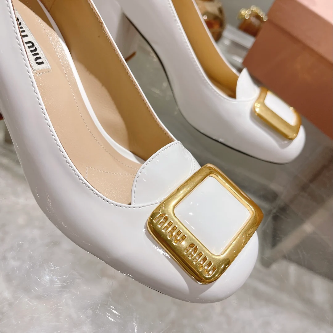 Новинка сезона осень/зима 2022 от Miu Miu - Туфли с квадратным носком и массивным каблуком - Белые
