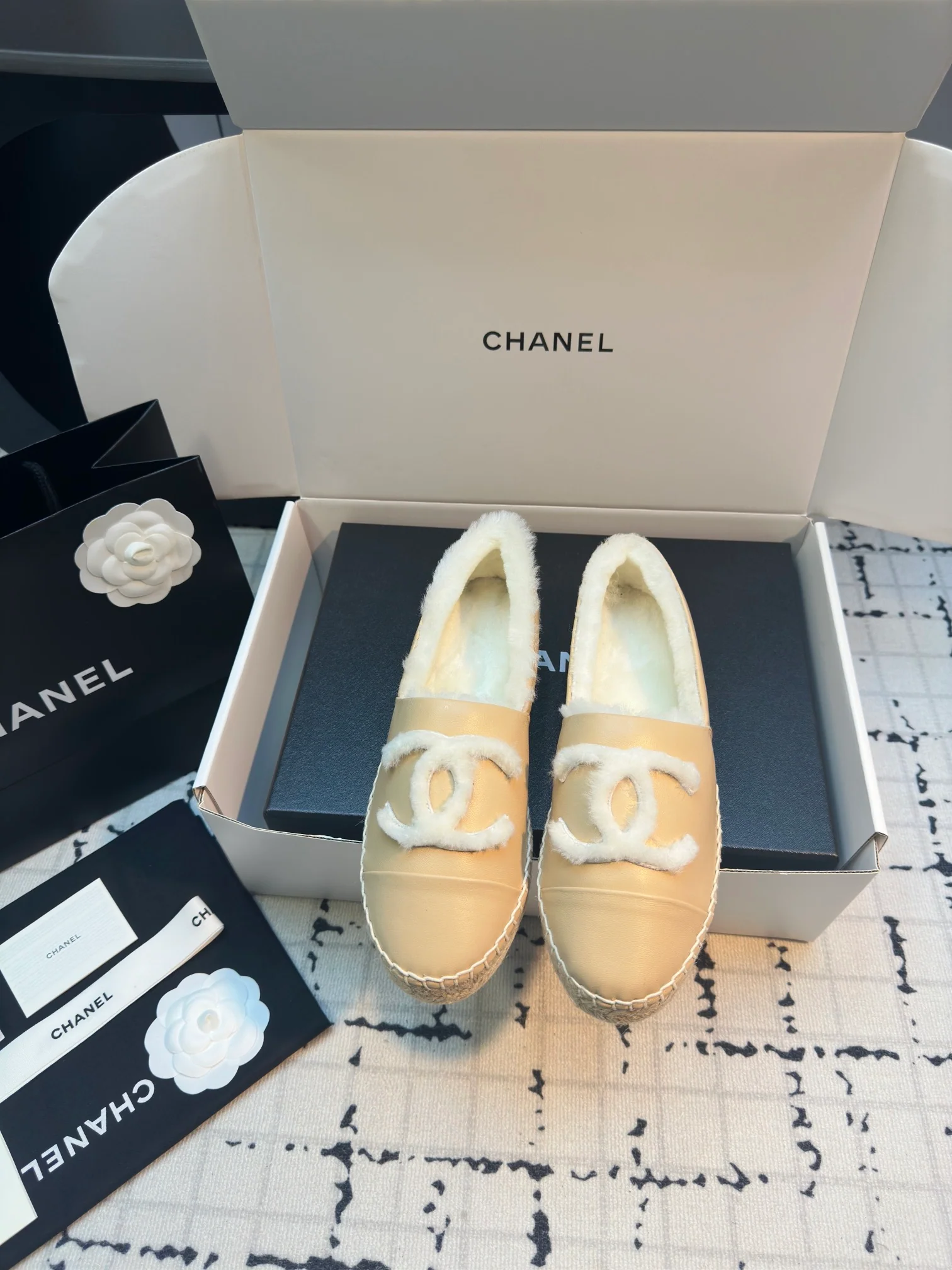 Мягкие рыбацкие туфли Chanel 2024 года — цвет ?Молочный чай?.