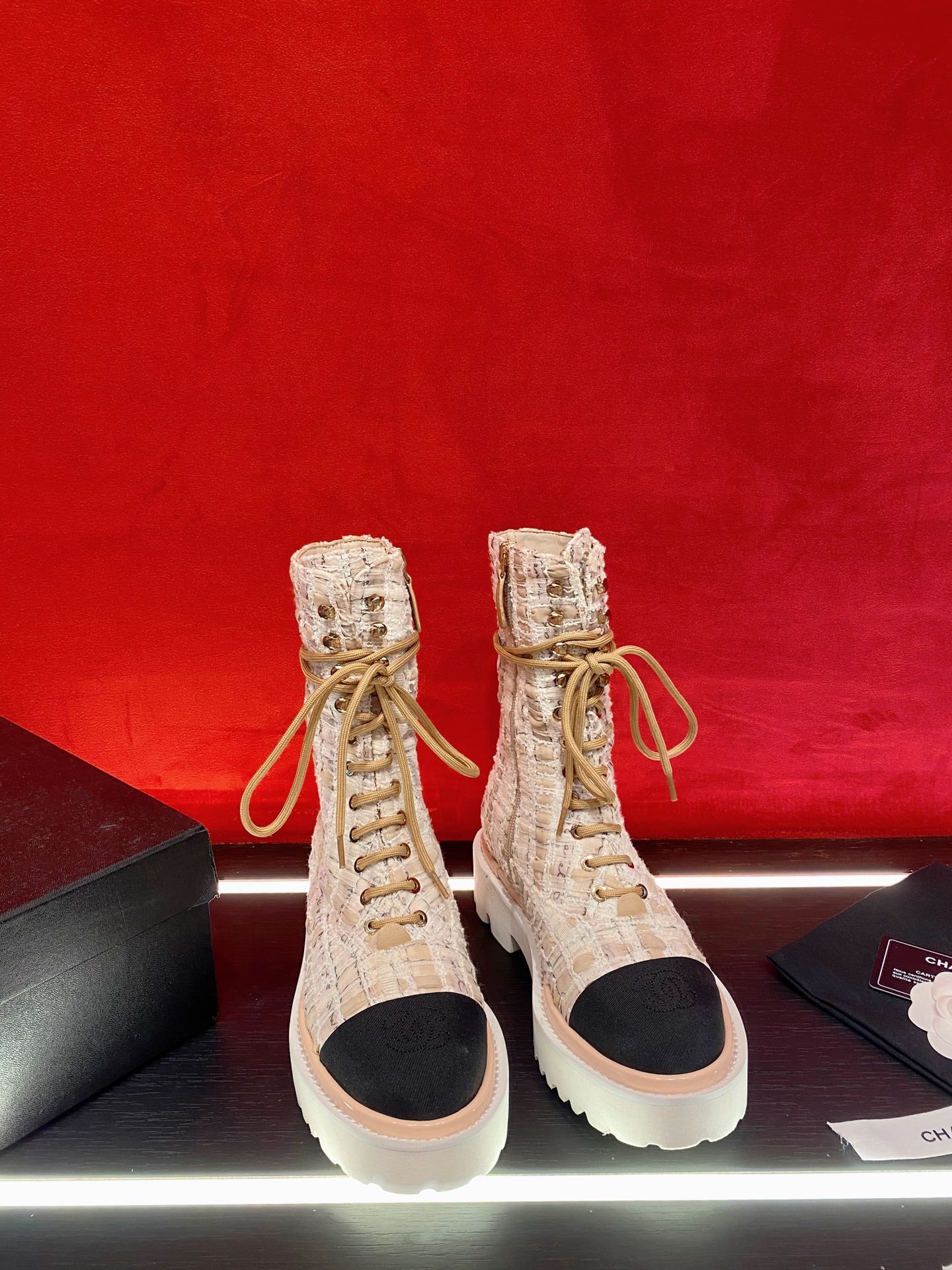 Новинка сезона осень/зима 2022 от Chanel — Ботинки Dr. Martens на платформе — Розовые с блестками — 5 см