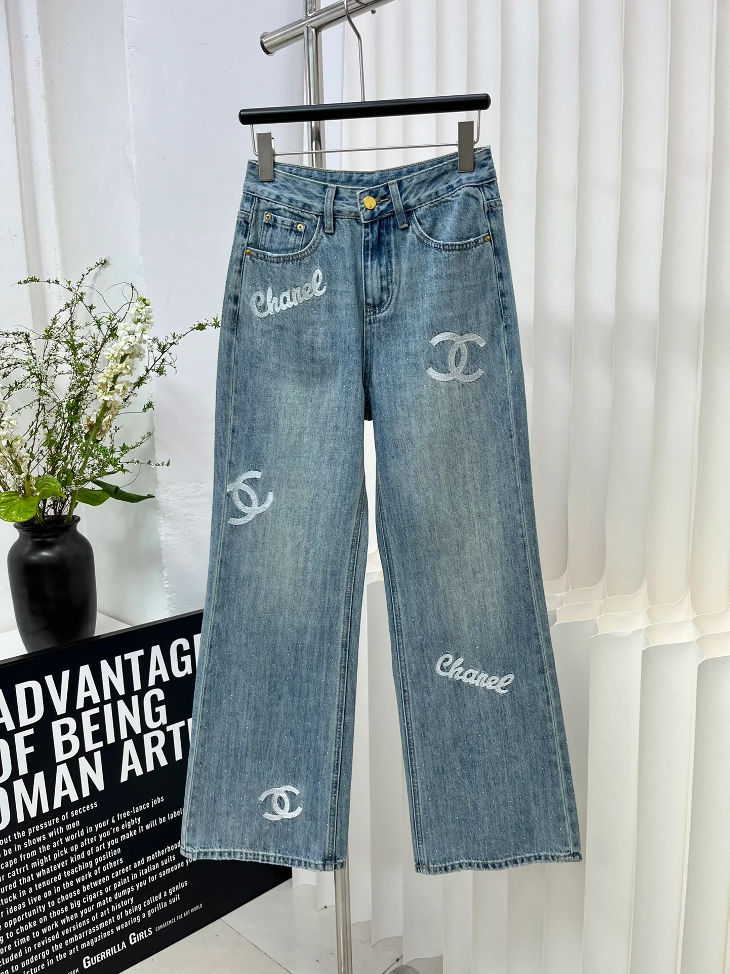 Джинсы Chanel 2403 с вышитым логотипом и цветовыми блоками - белые