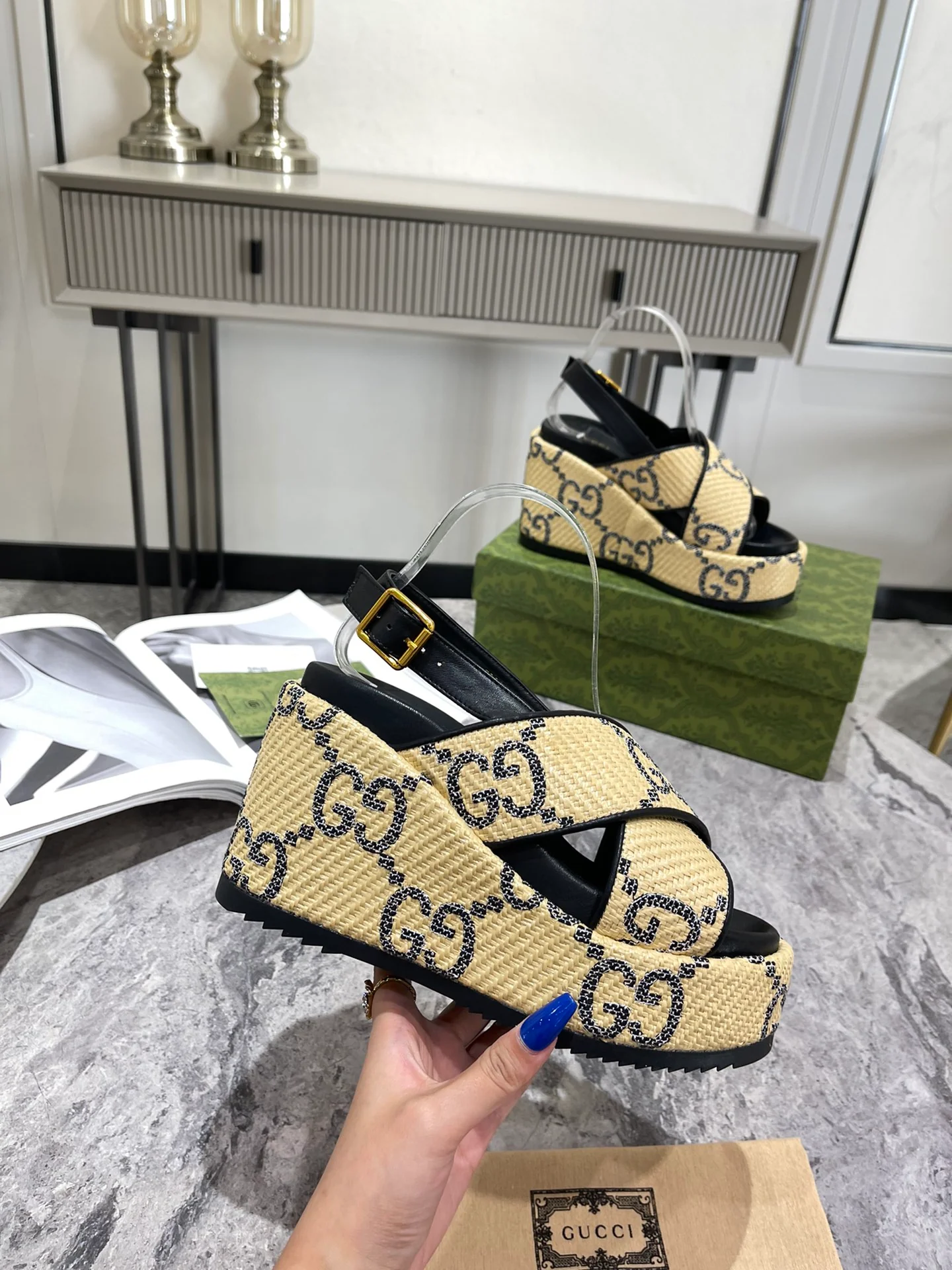 Новинка Gucci 2022 года - Сандалии на танкетке