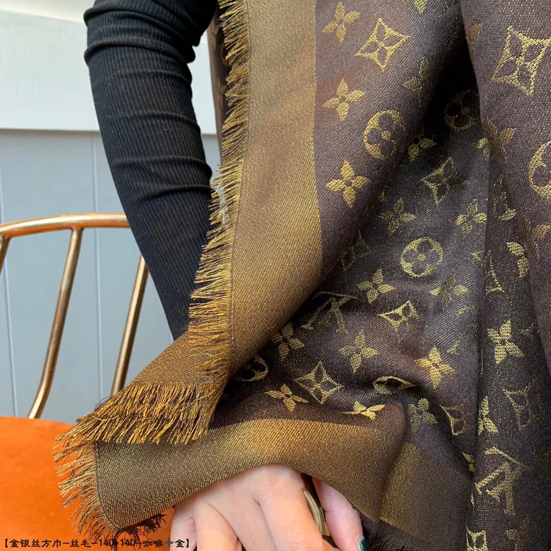 Шелковый платок LV 140 см - с монограммой на канве.