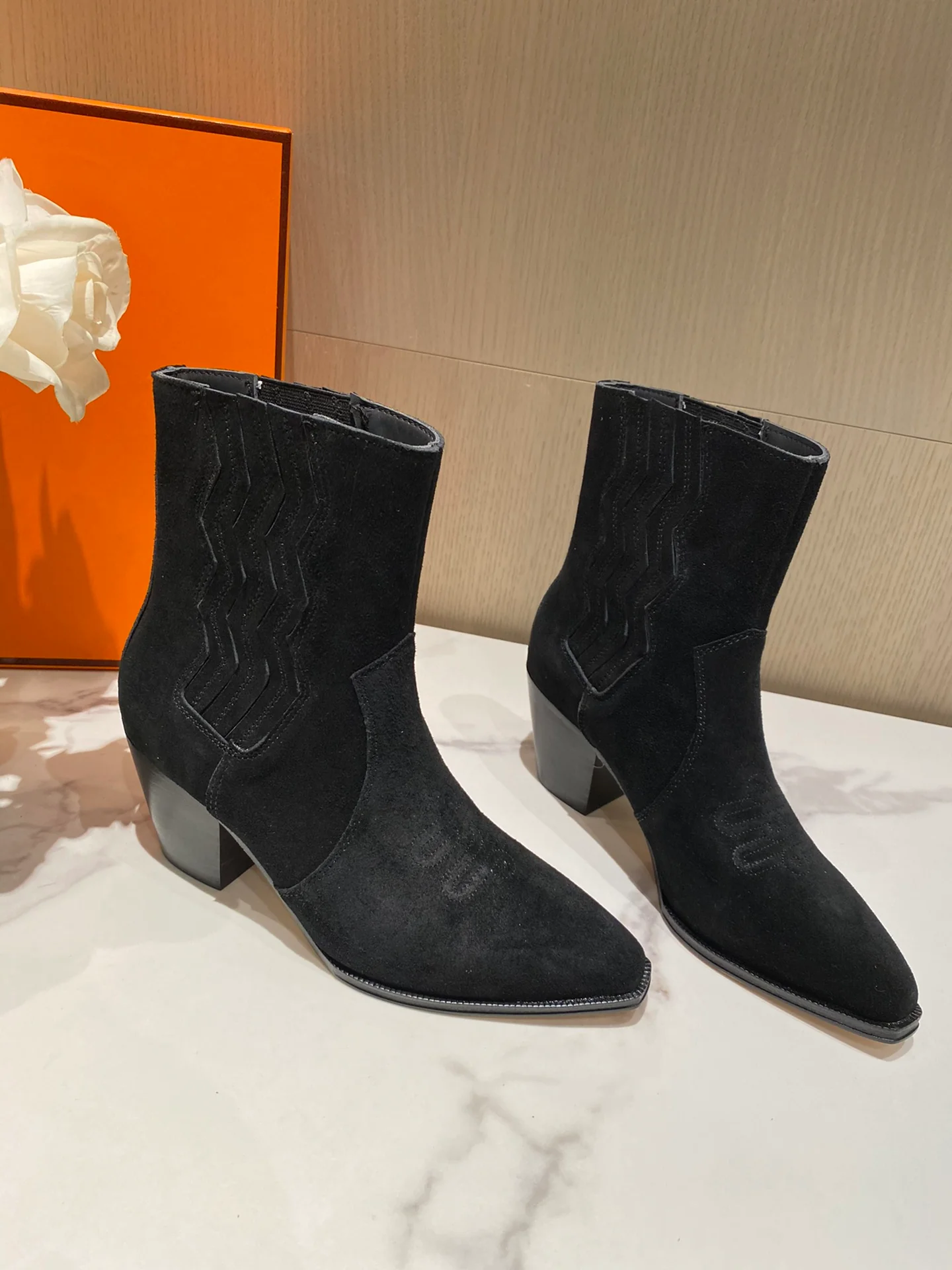 Новинка осенне-зимней коллекции Hermes - замшевые ботильоны - черные.