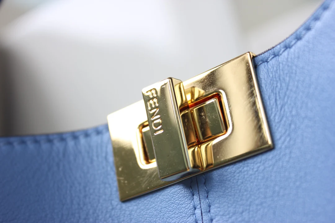 Сумка Fendi Peekaboo Lite Medium из светло-голубой кожи.