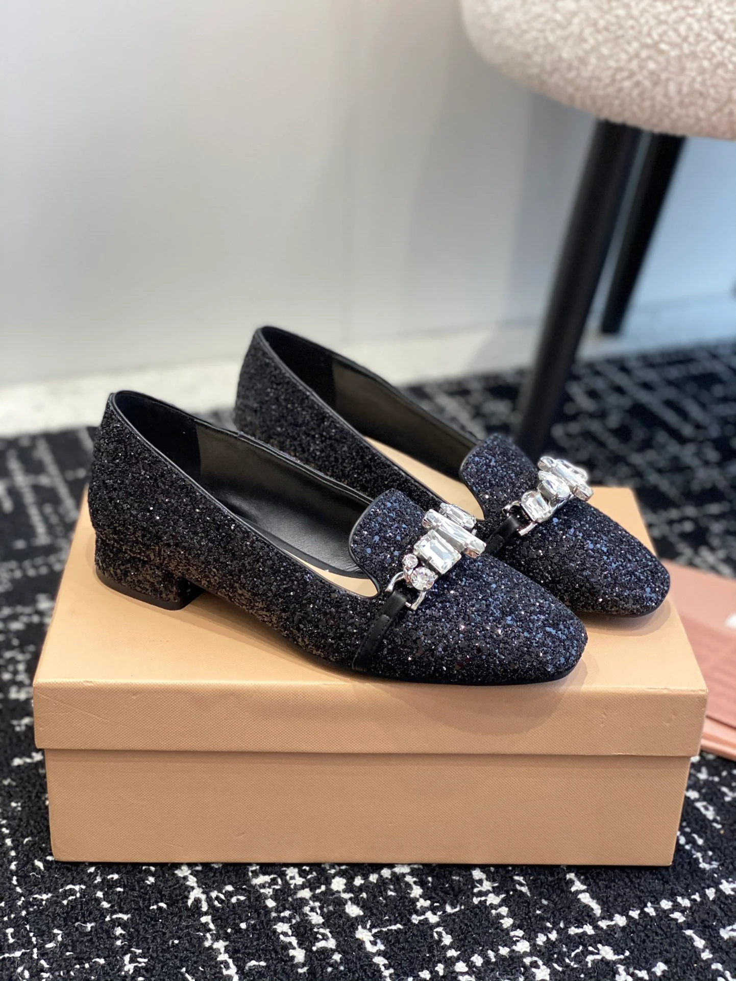 Новинка сезона осень/зима 2023 от Miu Miu - Туфли Мэри Джейн со стразами - Черные