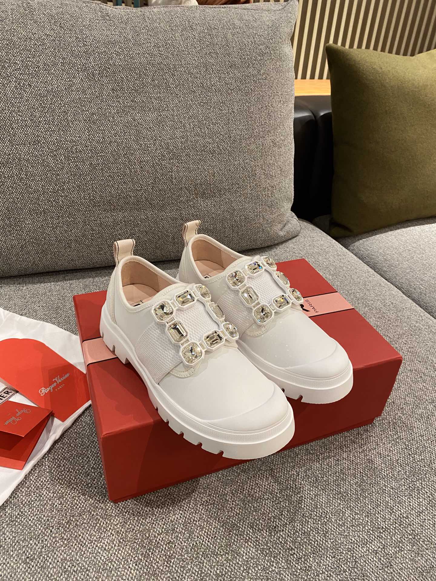 Кожаные кроссовки с пряжками - белые