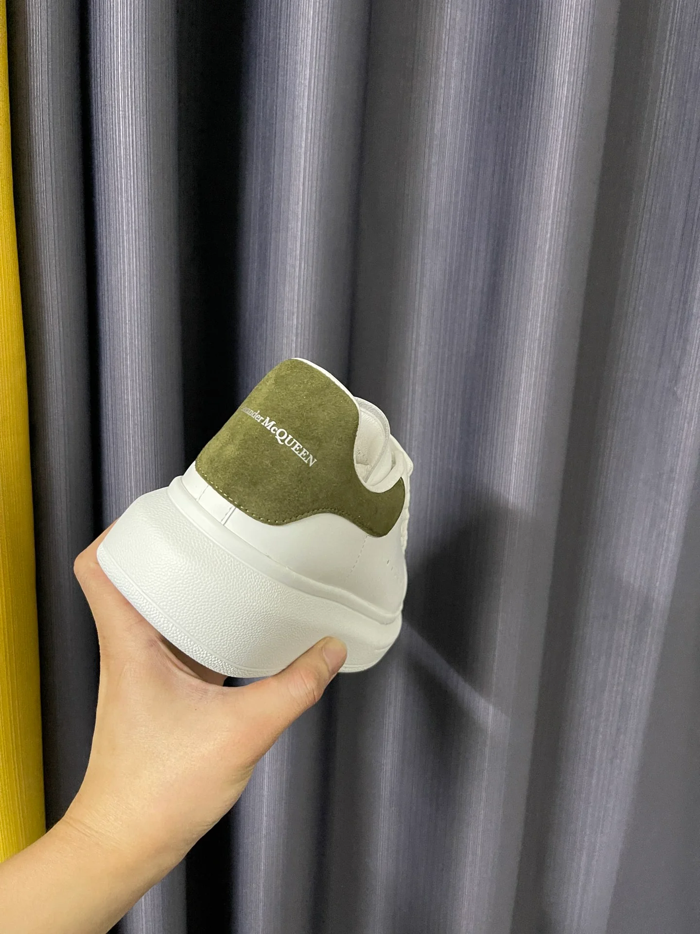 Классические белые кроссовки McQueen - унисекс - цвет хаки, бархат на каблуке - 1
