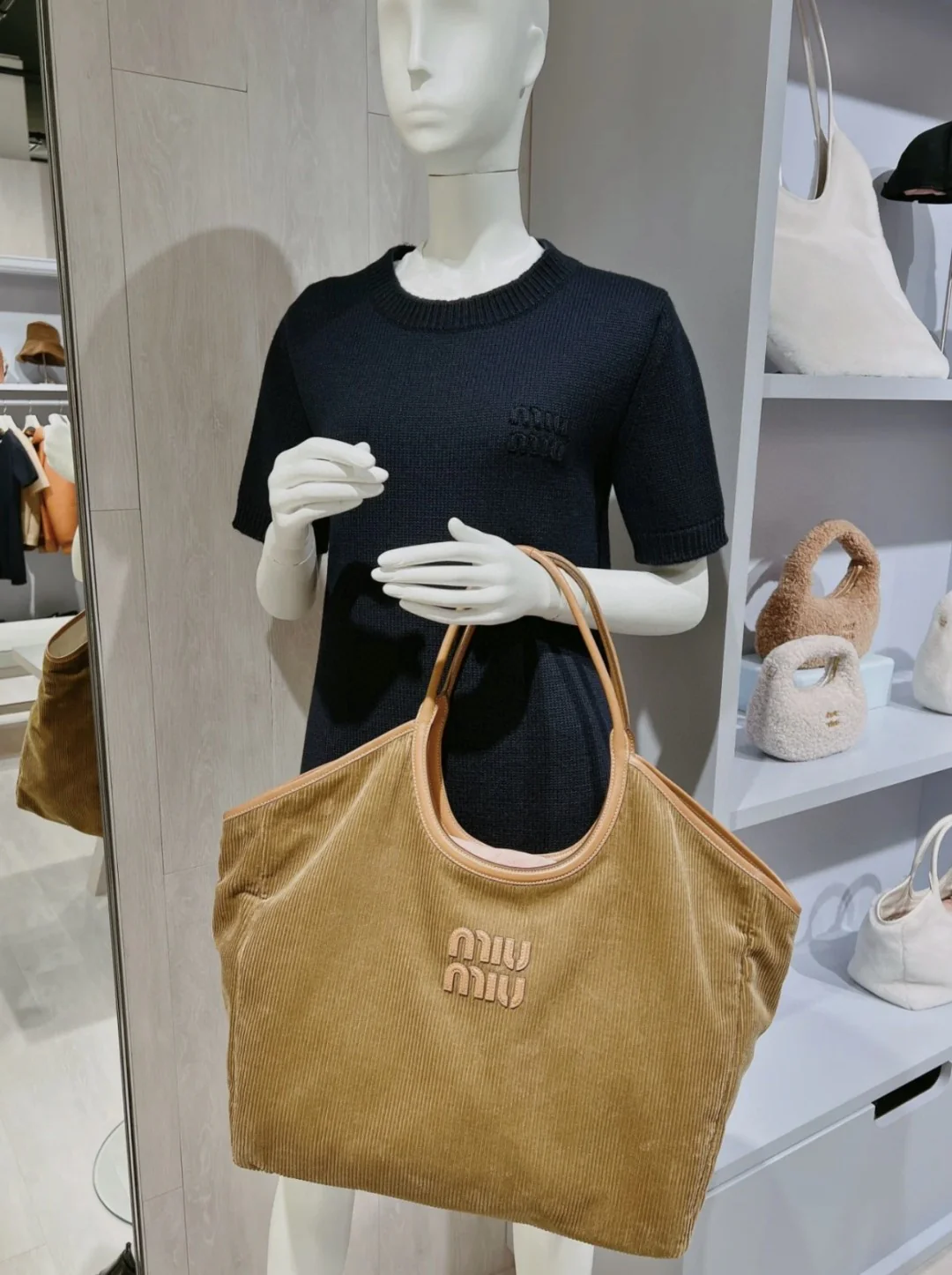 Сумка-тоут Miu Miu Ivy — на фото.