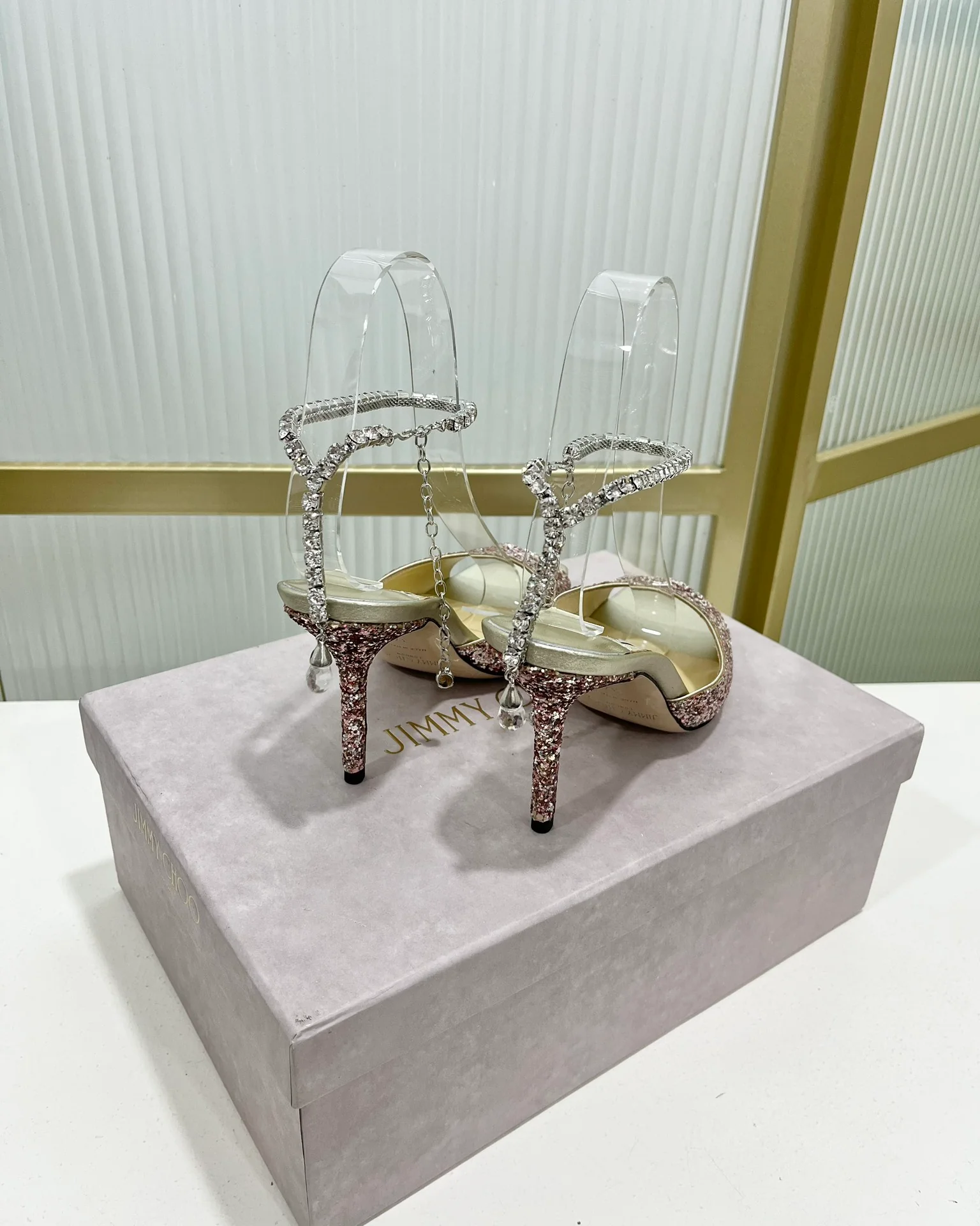 Jimmy - Новинка 2023 года - Босоножки на высоком каблуке с открытым носком и цепочкой - 8-5 см - Розово-серебристый