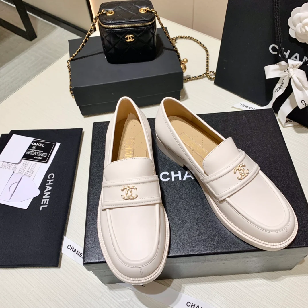 Классические лоферы Chanel с цепочкой и двойной буквой С — цвет ?слоновая кость?