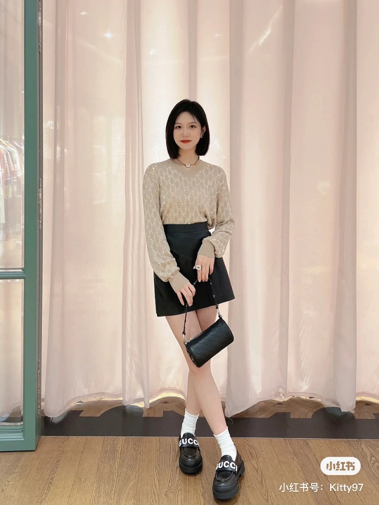 Новинка сезона осень/зима 2023 от Gucci - Лоферы с буквами - Черные