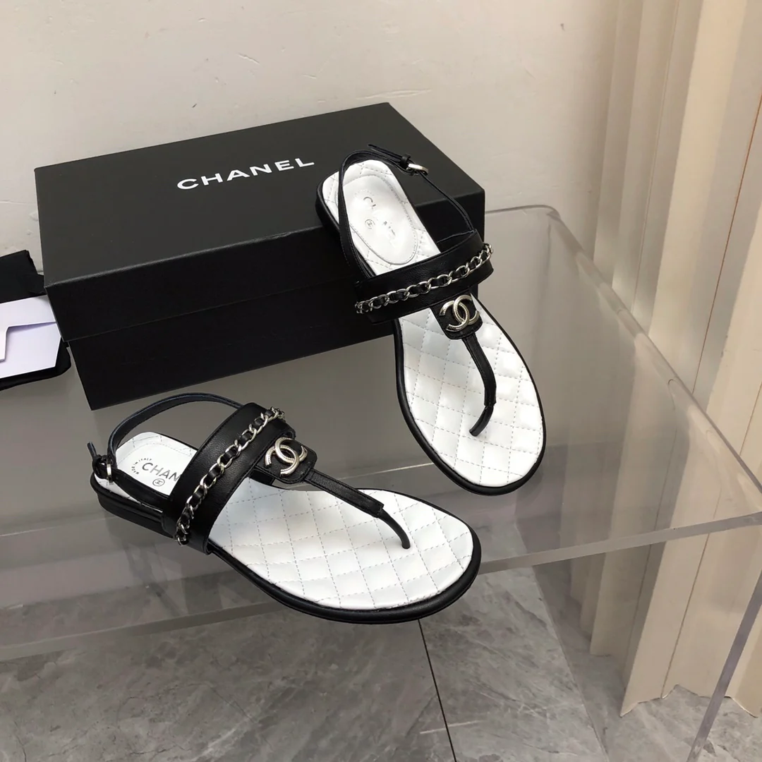 Новинка сезона весна/лето 2023 от Chanel - Классические сандалии с цепочкой и Т-образным ремешком - Белые