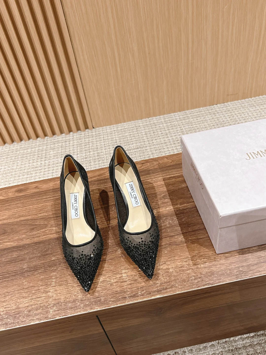 Туфли на высоком каблуке с острым носком и кристаллами Swarovski от Jimmy Swarovski - черные.