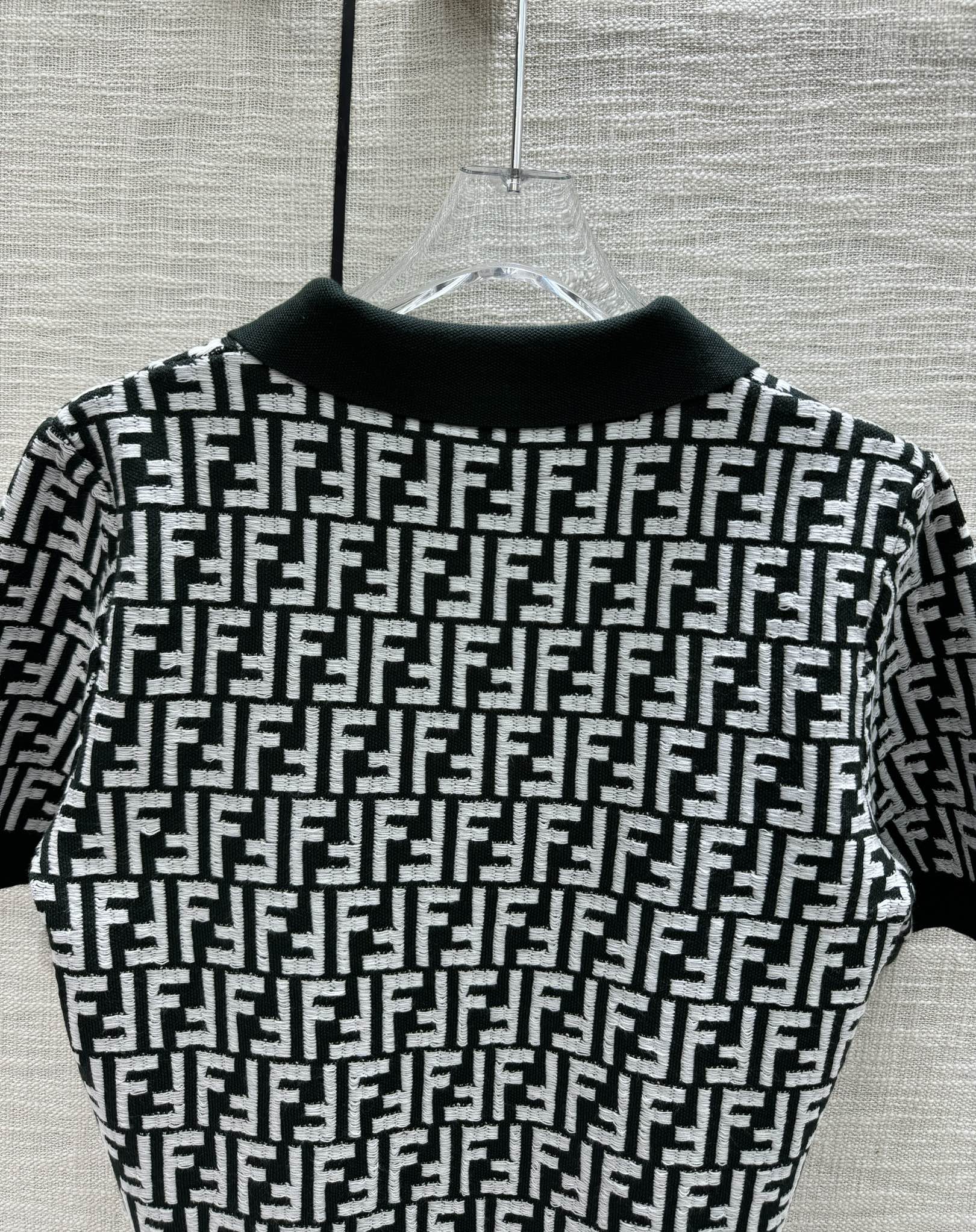 Fendi-2403 - Трикотажная футболка с коротким рукавом и воротником-поло с монограммой