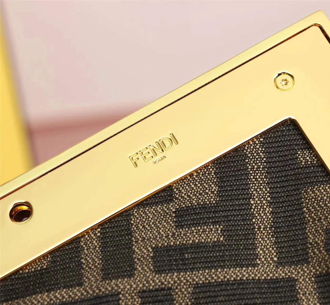 Сумка Fendi First Medium из коричневой замши - 1 шт.