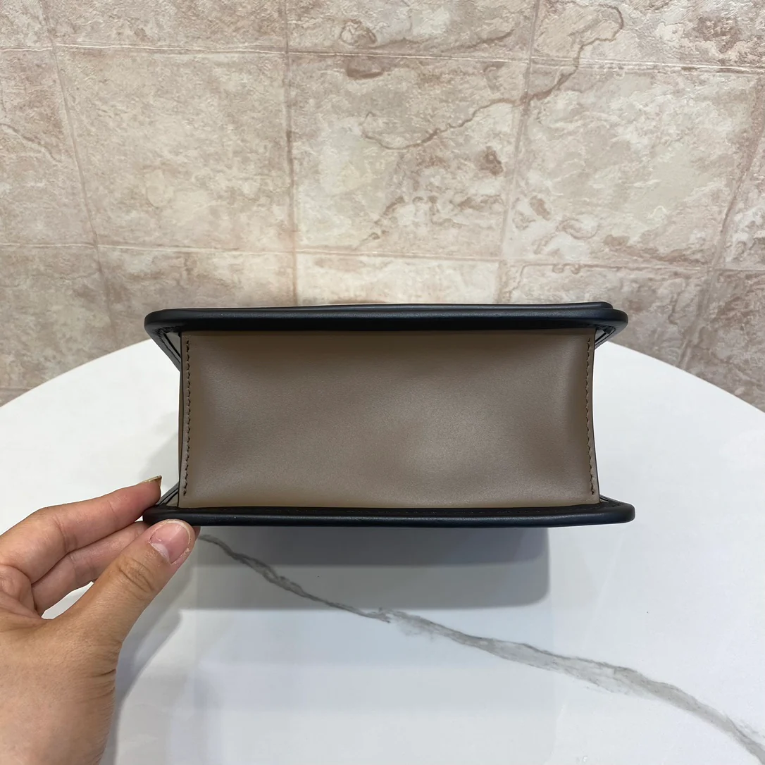 Fendi-F серия - Кожаная сумка на цепочке - Маленькая - Коричневая