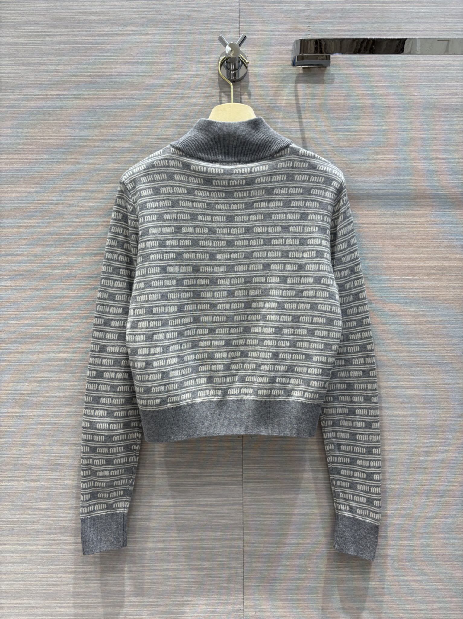 Miu Miu-2404 - Милый и стильный девичий кардиган на молнии, визуально уменьшающий возраст.