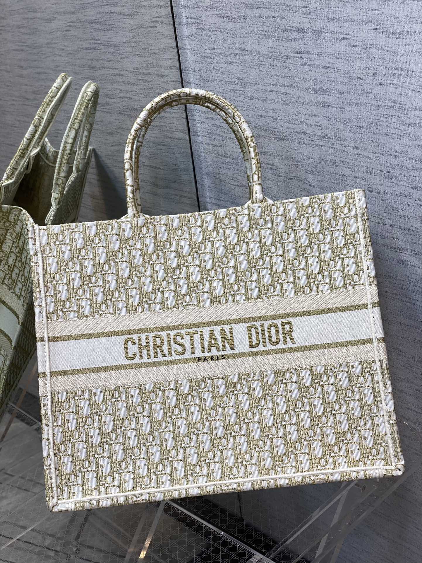 Сумка Dior Book Tote, большой размер 41-5 см, золотая монограмма, рождественская лимитированная серия.