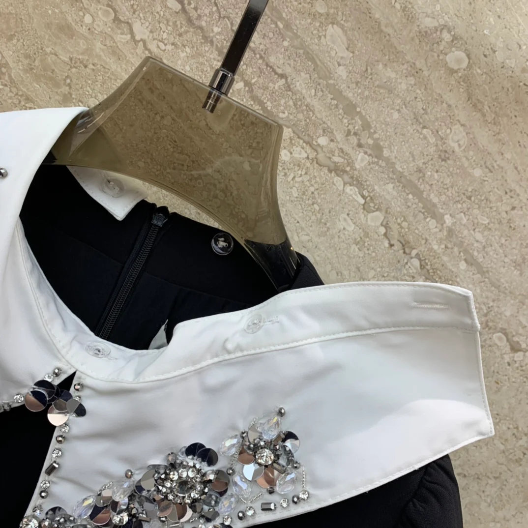 Платье Miu Miu-2404 с короткими рукавами и воротником, украшенным множеством стразов.