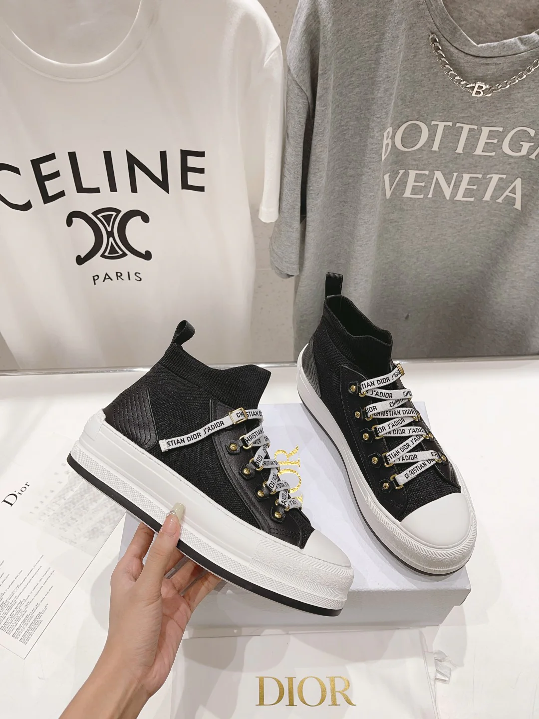 Коллекция Dior Pre-Fall 2023 с подиума - кроссовки, высокие повседневные туфли, черные.