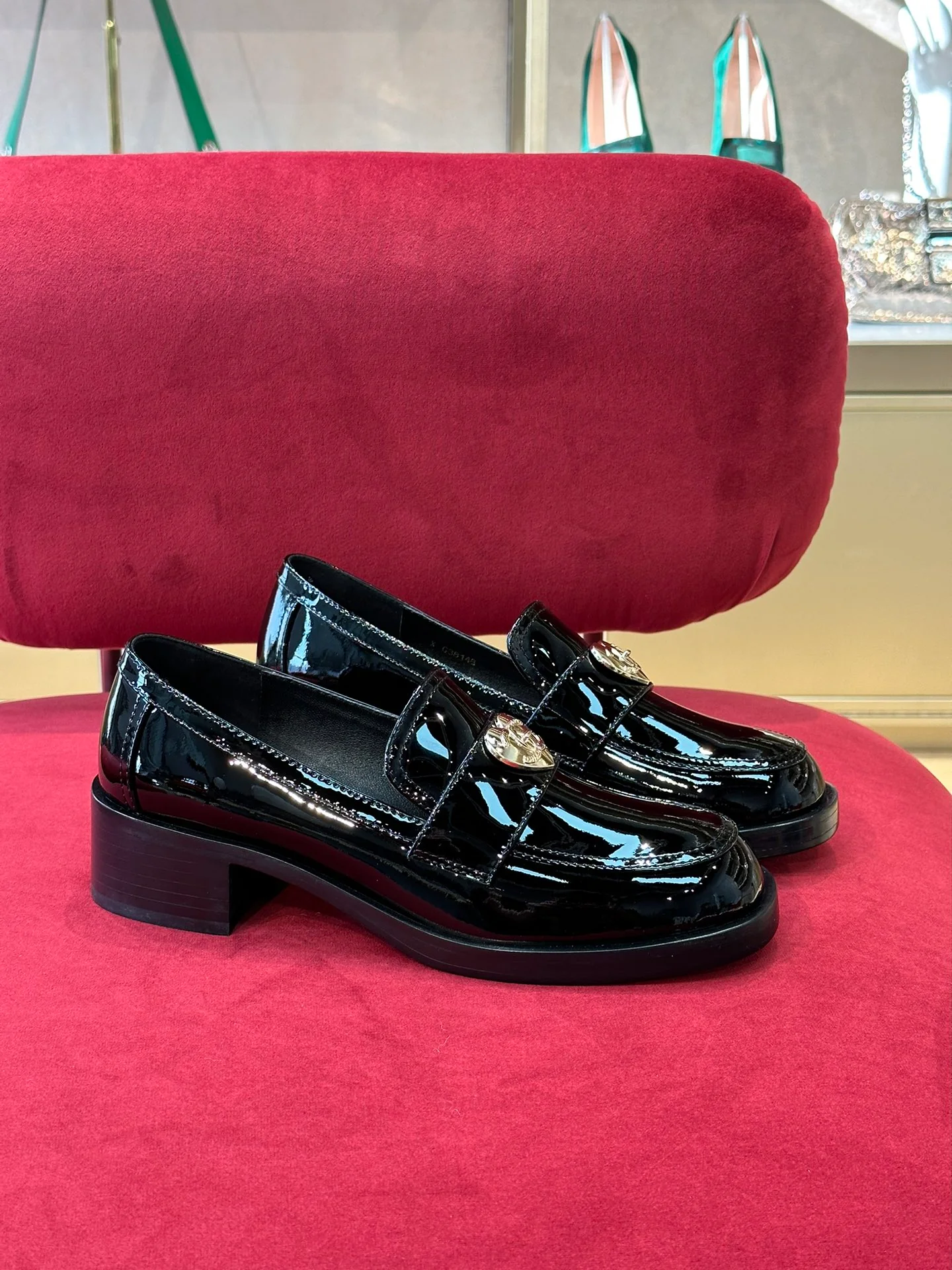 Новинка весны 2023 года от Chanel — лоферы в форме сердца.