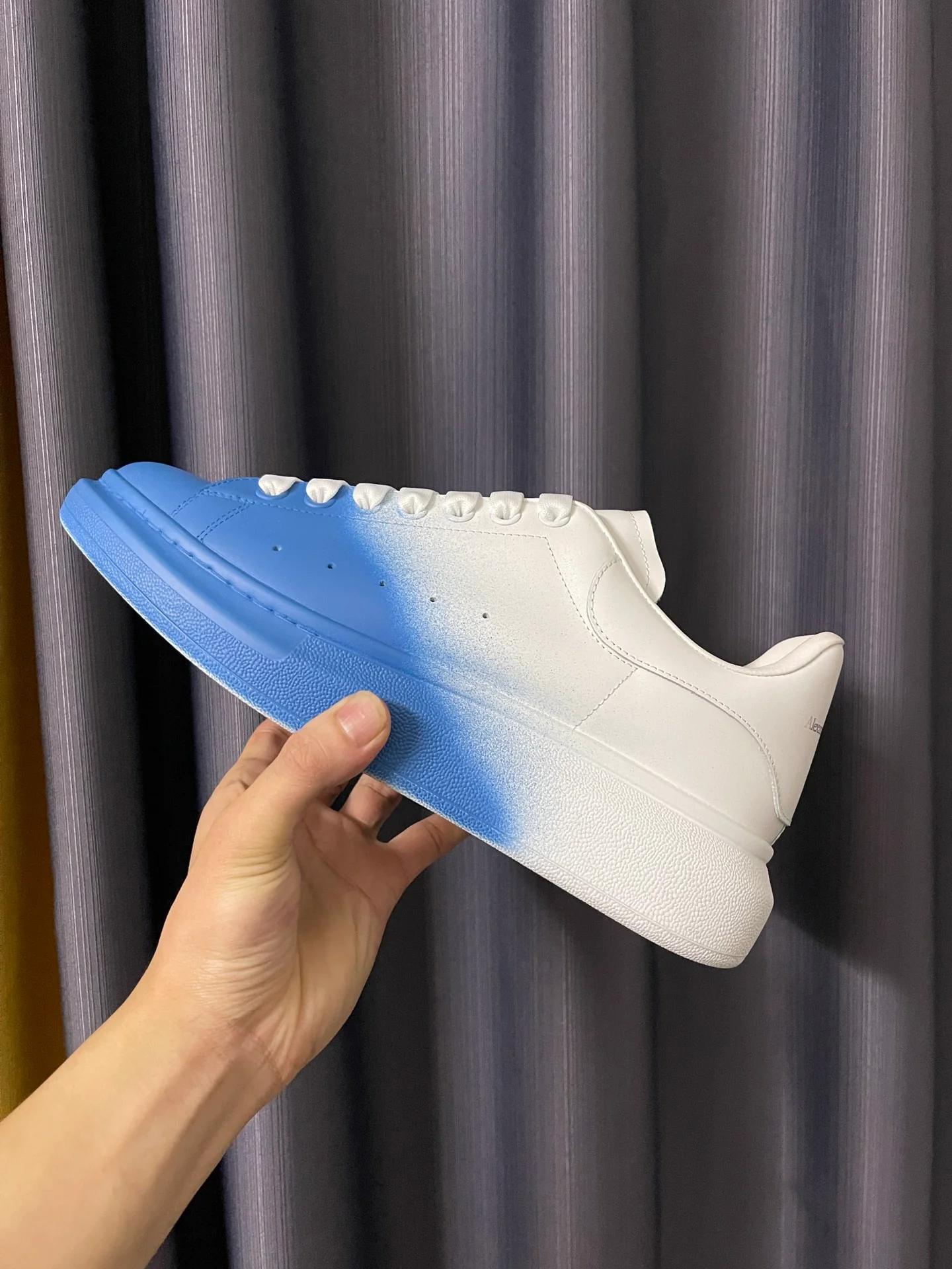 Классические белые кроссовки McQueen - унисекс - наполовину синие - премиум-версия