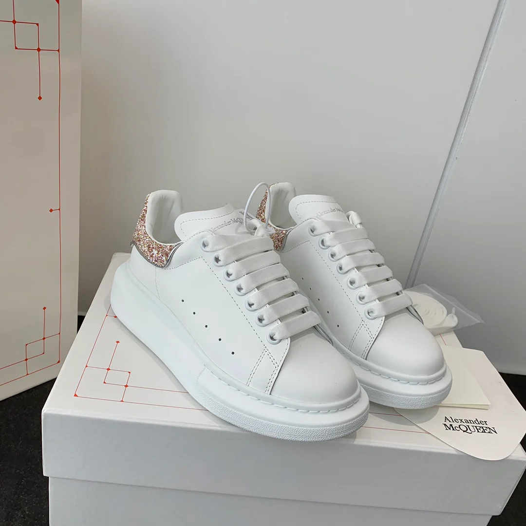 Белые кроссовки McQueen - ярко-розовые