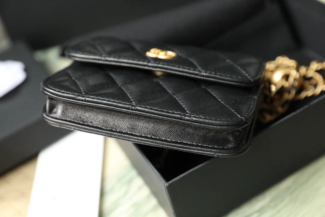 Сумка через плечо Chanel Little Gold Ball Collection на цепочке - из овечьей кожи - 2 шт.