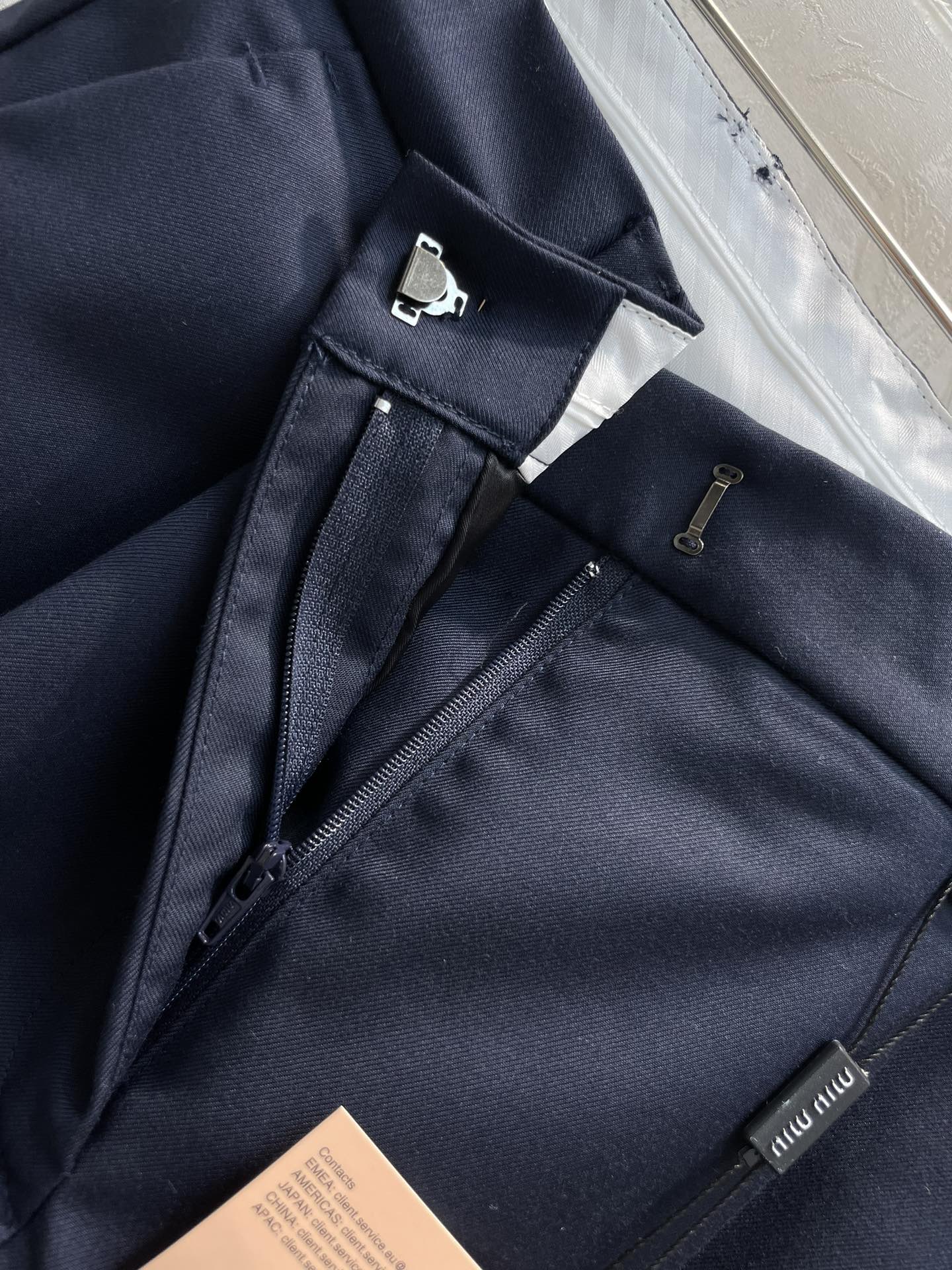 Miu Miu - Весна/Лето 2404-24: Идеальный образ в стиле преппи с вышитыми значками, лоскутными блейзерами и шортами.