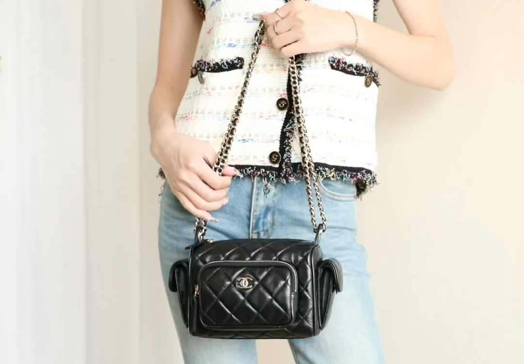 Сумка для фотоаппарата Chanel с двумя карманами из 24-каратного золота, маленькая, черная.