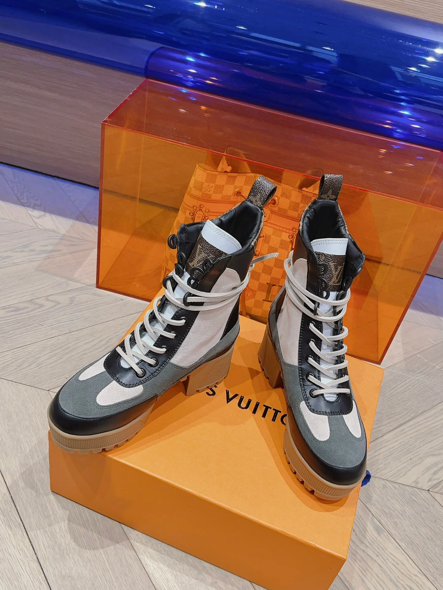 Классические ботинки Dr. Martens на высоком каблуке от LV — белые, с монограммой.