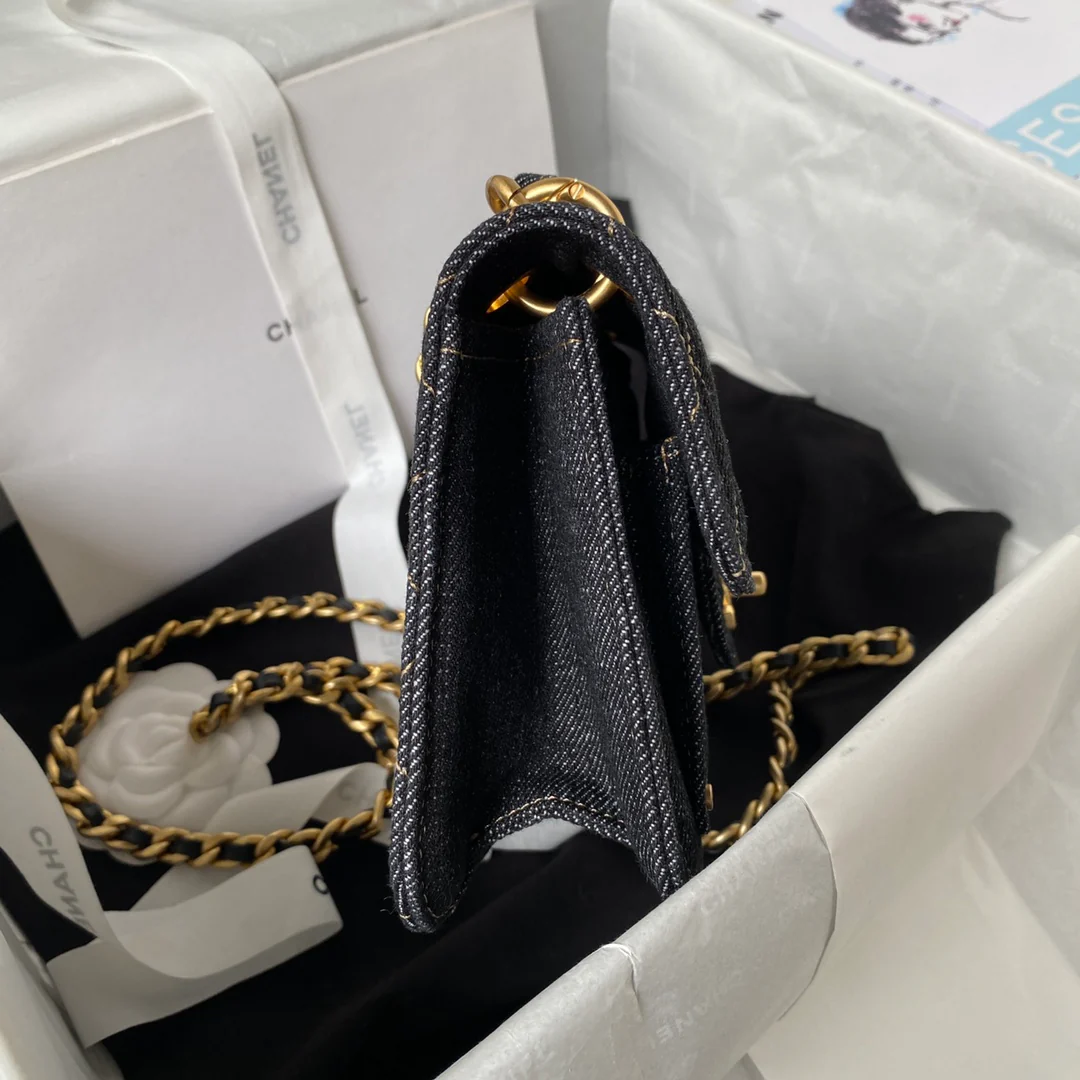 Коллекция Chanel Весна/Лето 2023 - Сумка Postman Flap Bag - Джинсовый черный - 19 см