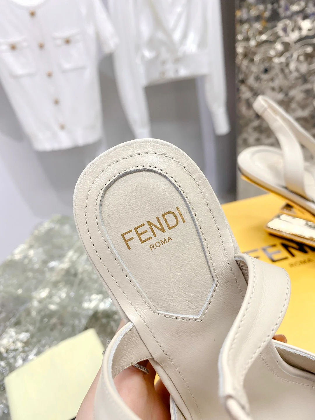 Новинка лета 2022 от Fendi - туфли на F-образном 3D-каблуке.