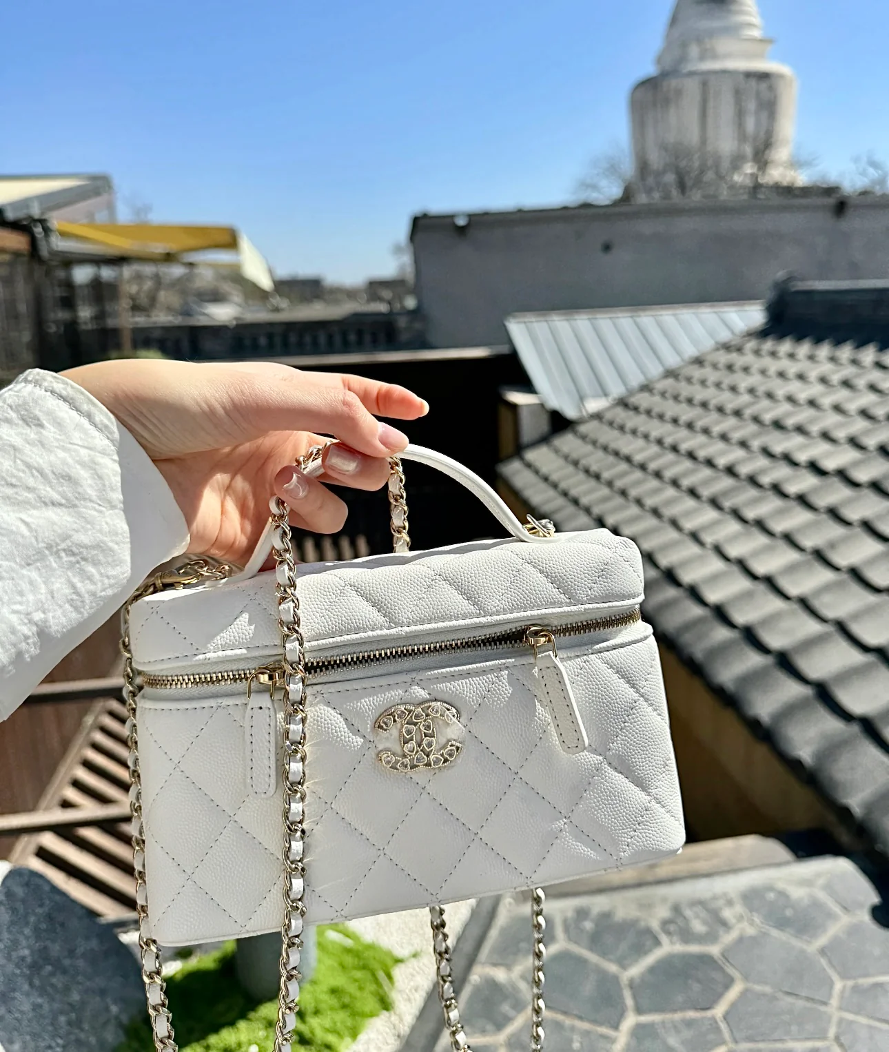 Сумка-ланчбокс Chanel 25p Limited Edition в форме сердца с бриллиантом — белая.
