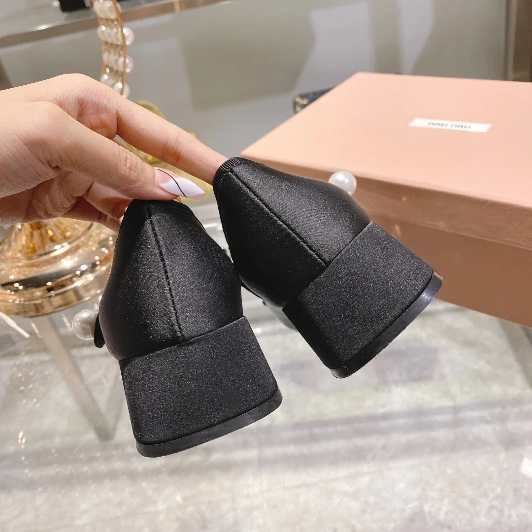 Весенняя коллекция Miu Miu 2023 - Шелковые туфли на низком каблуке с квадратным носком - Черные