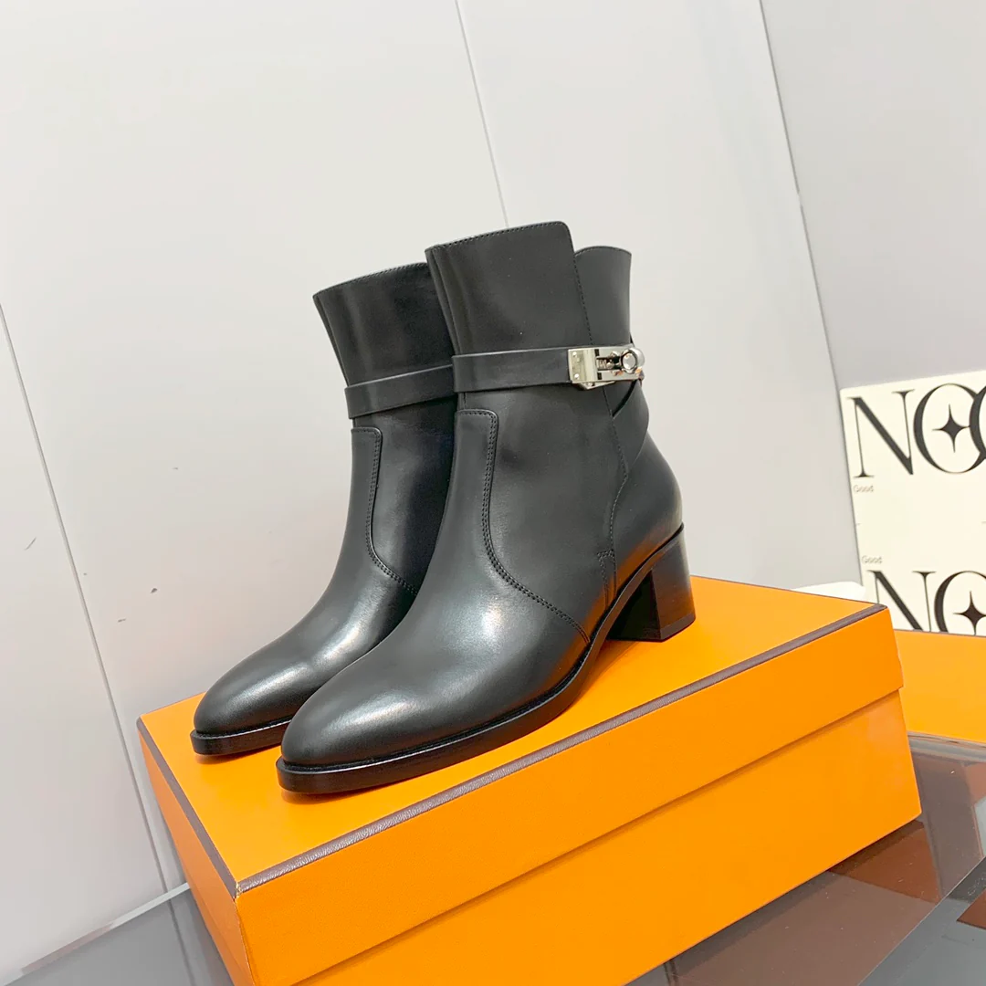 Ботинки на невысоком каблуке из коллекции Hermes Kelly Buckle - черные