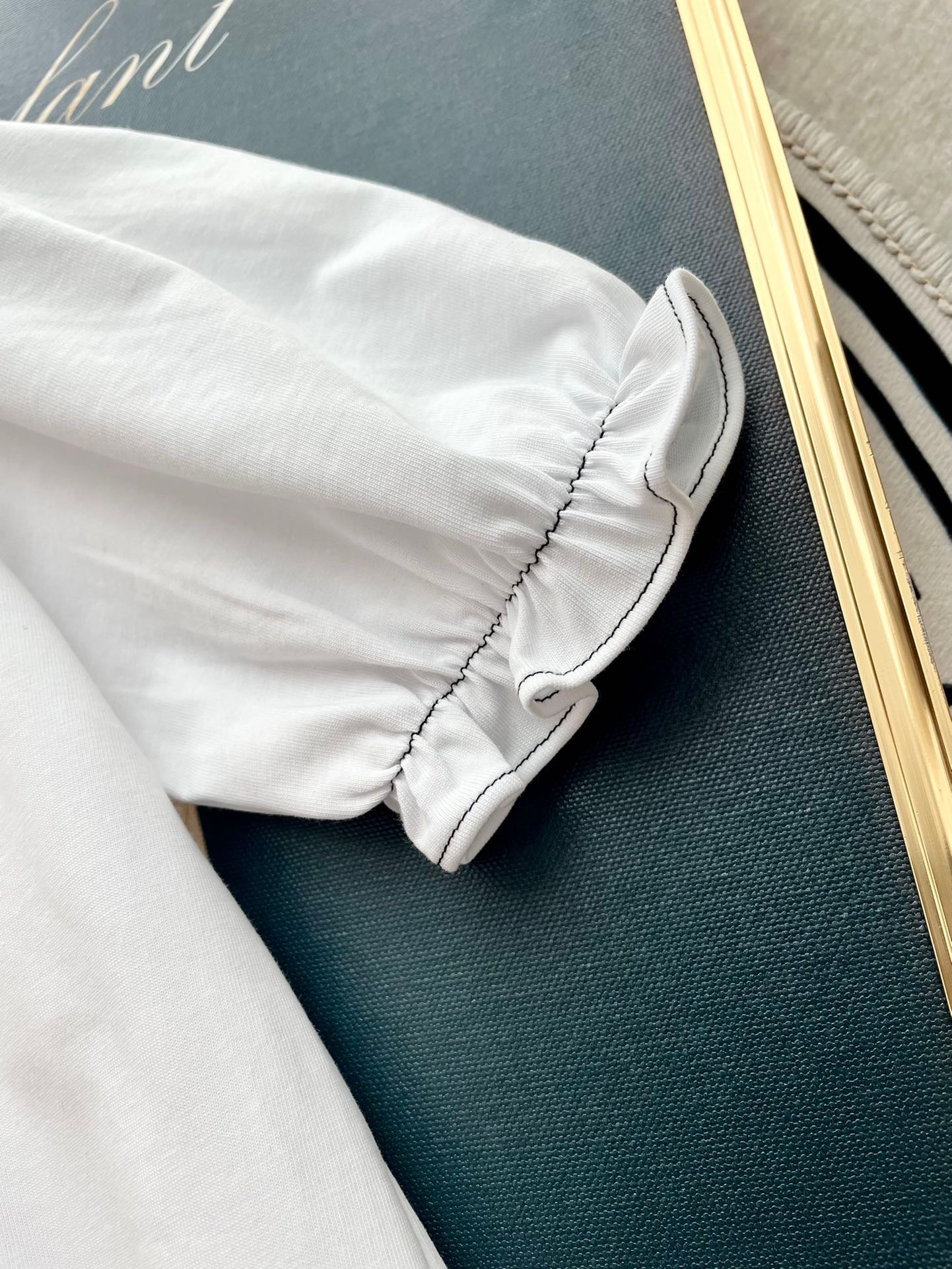 Miu Miu-2404 - Футболка с коротким рукавом, пышными рукавами, украшенная заячьими ушками и заклепками, с круглым вырезом и надписью.