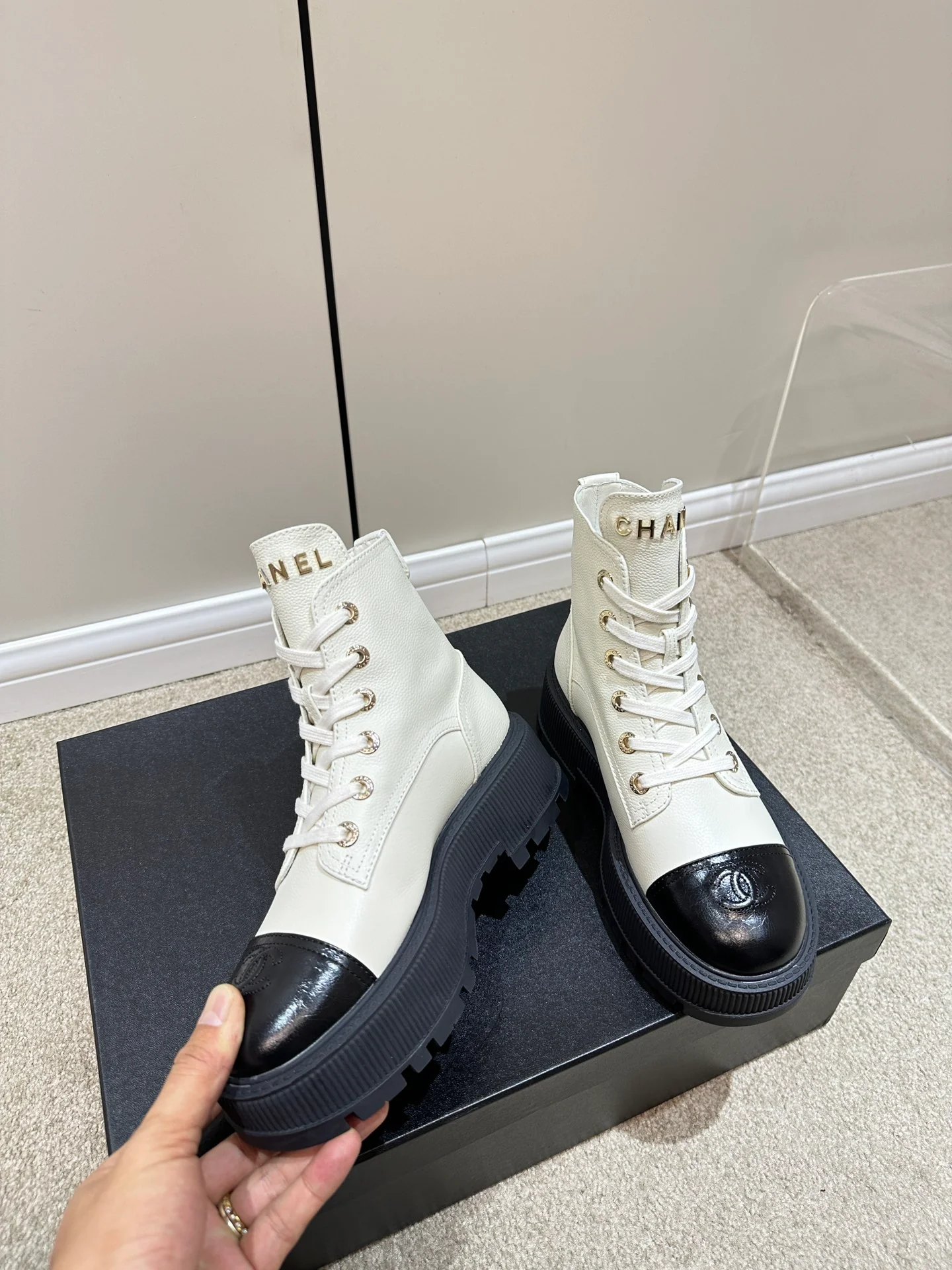 Новинка сезона весна/лето 2023 от Chanel - Мотоциклетные ботинки из зернистой телячьей кожи с эффектом личи - Белые