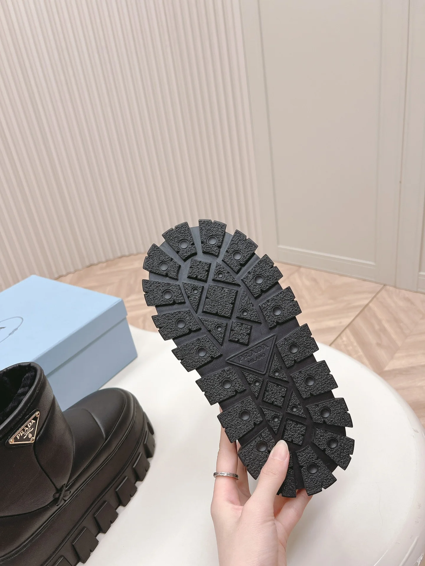 Снежные ботинки Prada на платформе 2024 года - черные