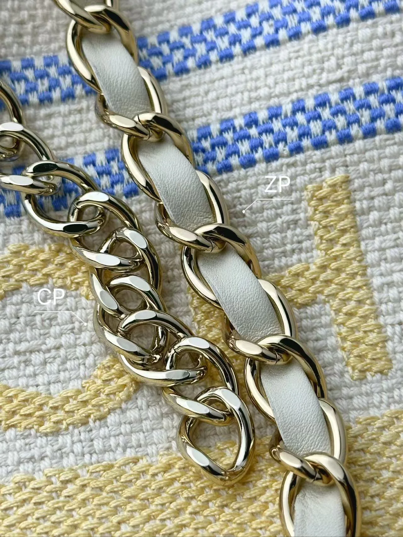 Пляжная сумка Chanel 25c, косметичка, ярко-желтая.