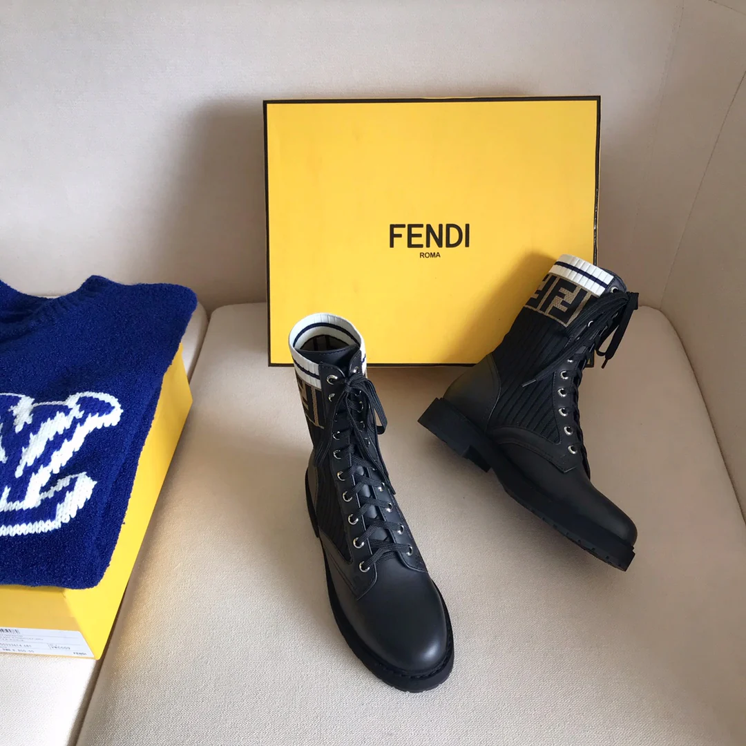 Сапоги Fendi до середины икры со шнуровкой