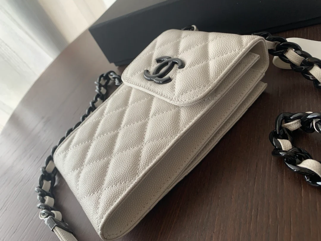 Chanel - Сумка для телефона - Белая кожа с зернистой текстурой - Черная пряжка