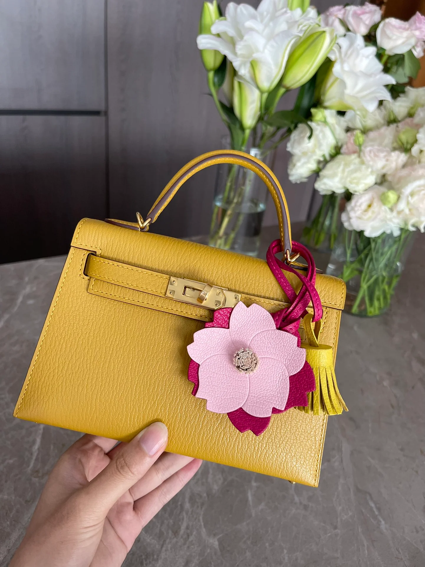 Мини-сумка Hermes Kelly 2-го поколения, 19 см, из козьей кожи 9D, янтарно-желтая с золотой пряжкой.