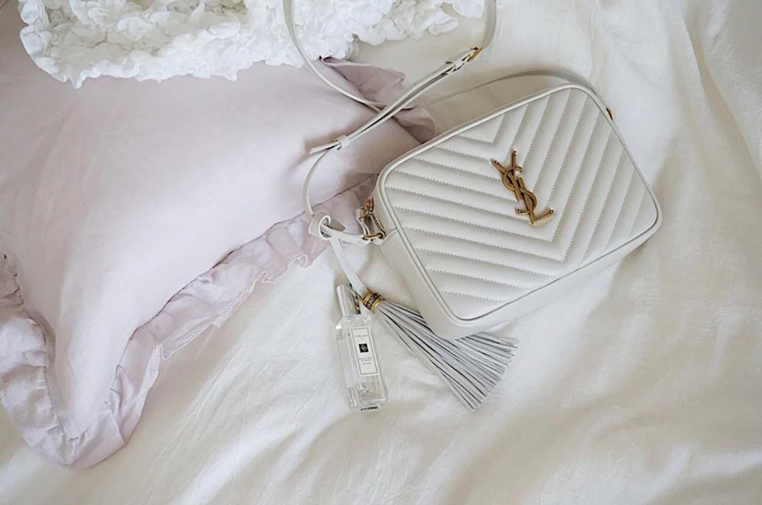 Фотосумка YSL Lou Bag — белая с золотой фурнитурой.