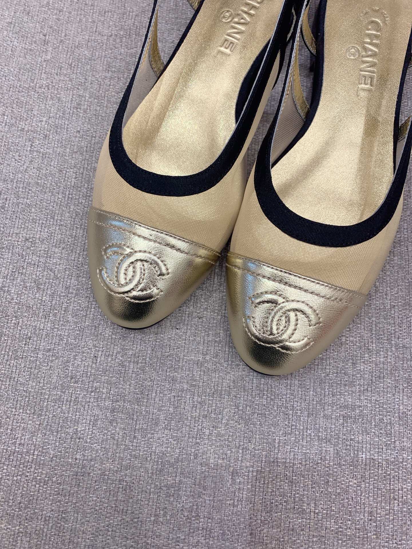 Классические сандалии-балетки Chanel с золотистым носком.