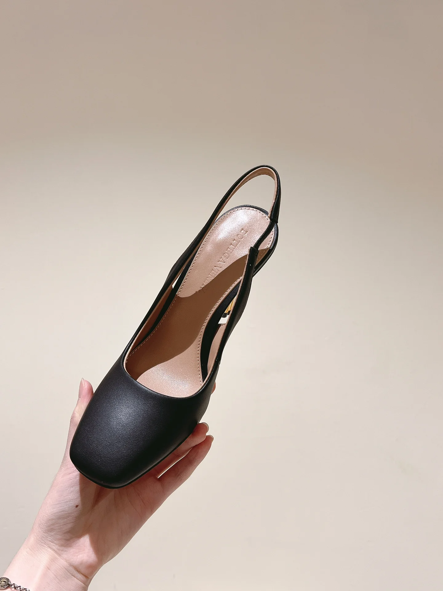 Туфли на высоком каблуке BV-2024 с металлизированным узором 