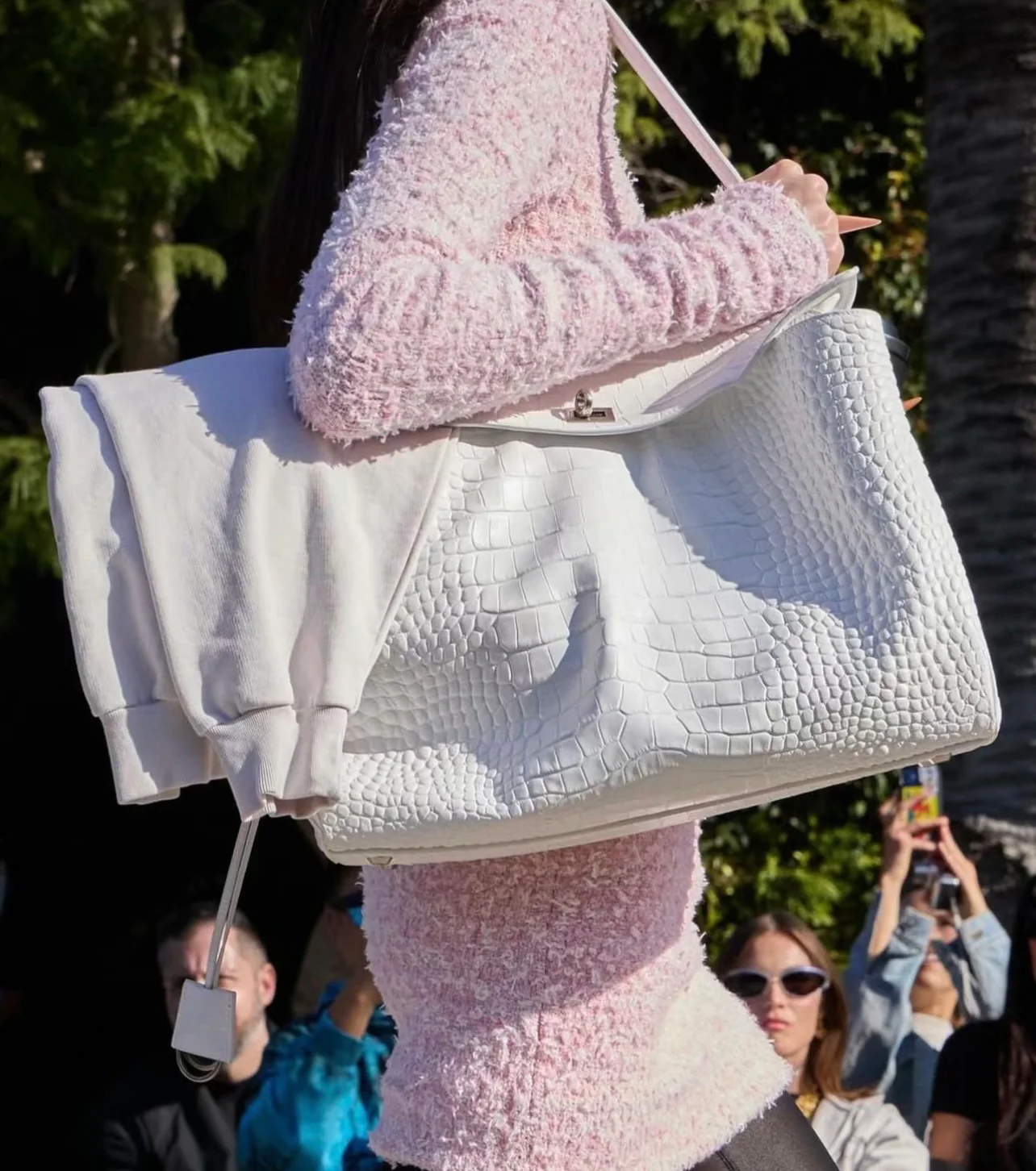 Сумка Balenciaga Rodeo, длина 39,8 см, с крокодиловым рисунком, белая.