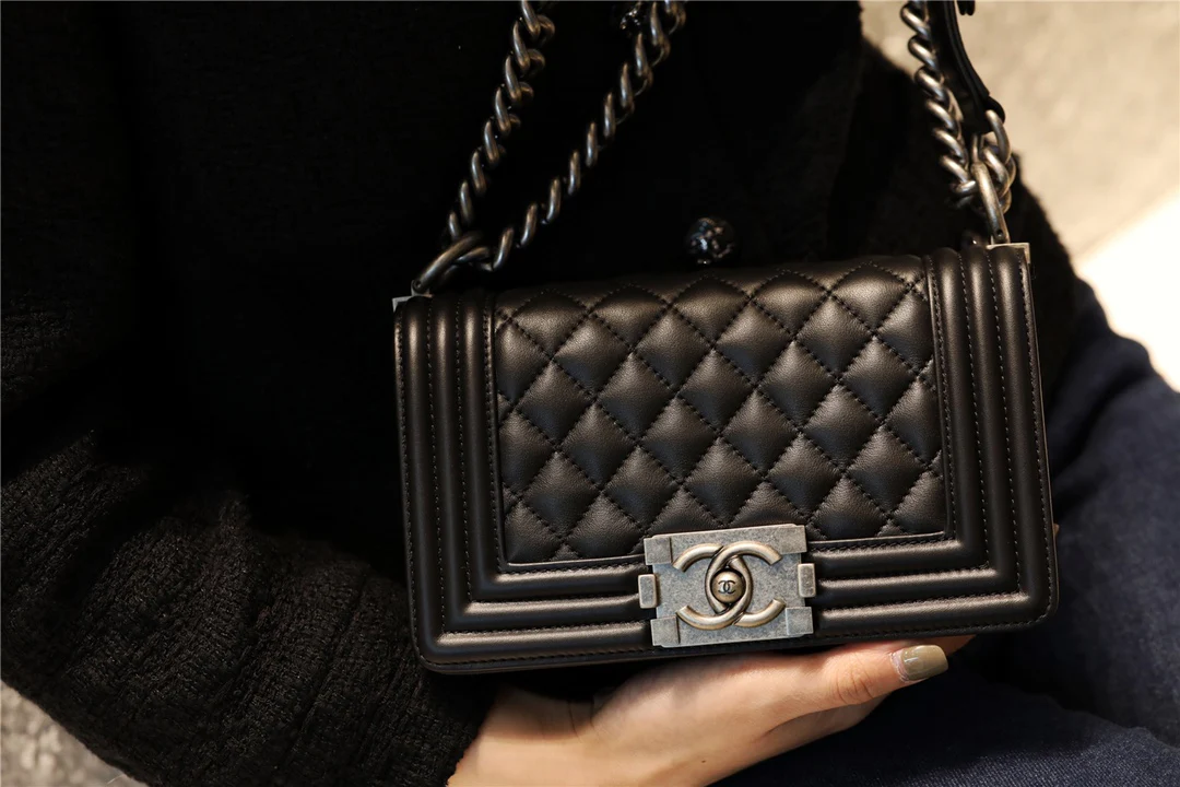 Мини-сумка Chanel Le Boy из черной телячьей кожи с винтажной серебряной пряжкой.