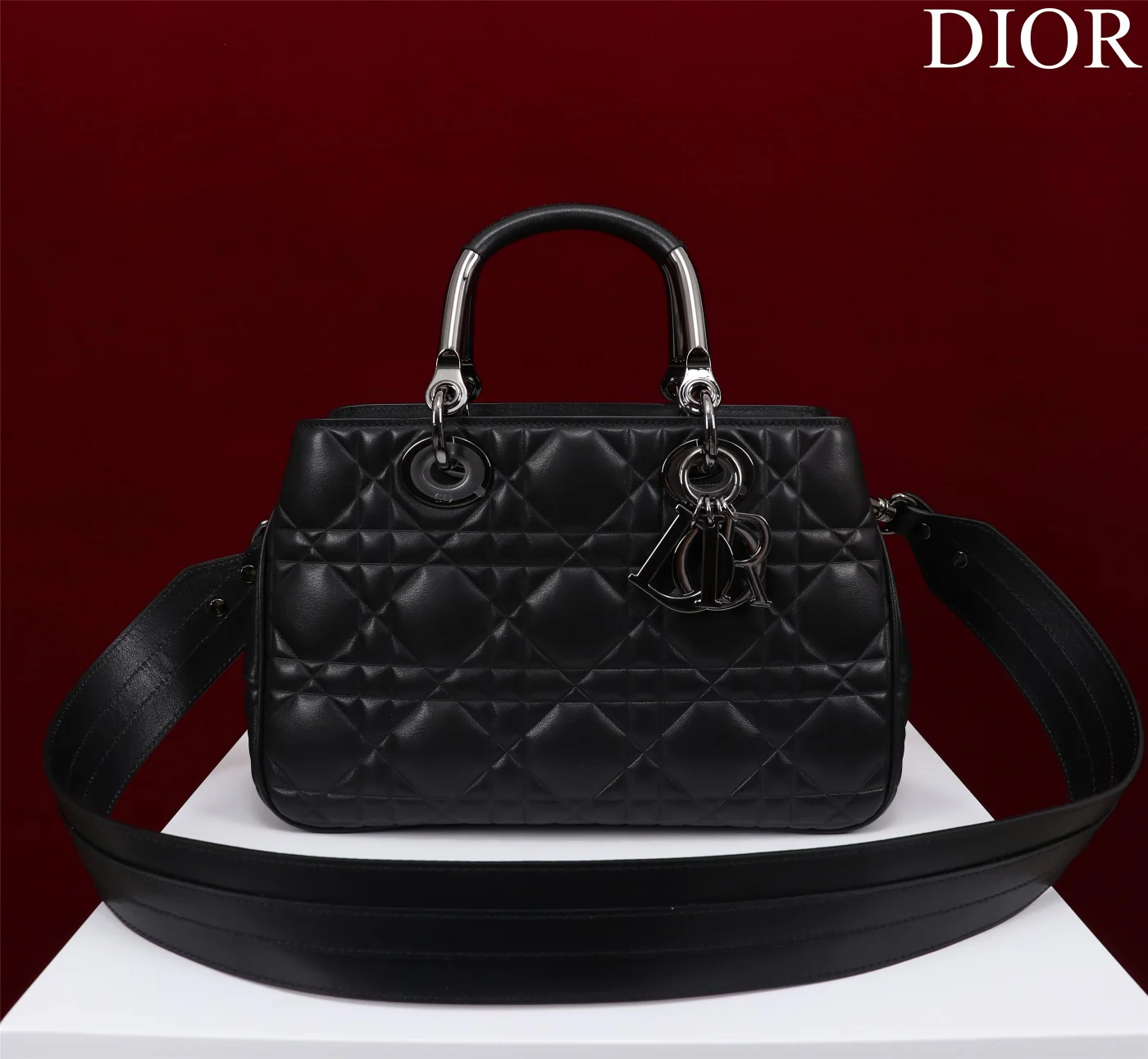 Сумка Dior Lady 95 22, большая, черная, с пряжкой в ??виде пистолета.
