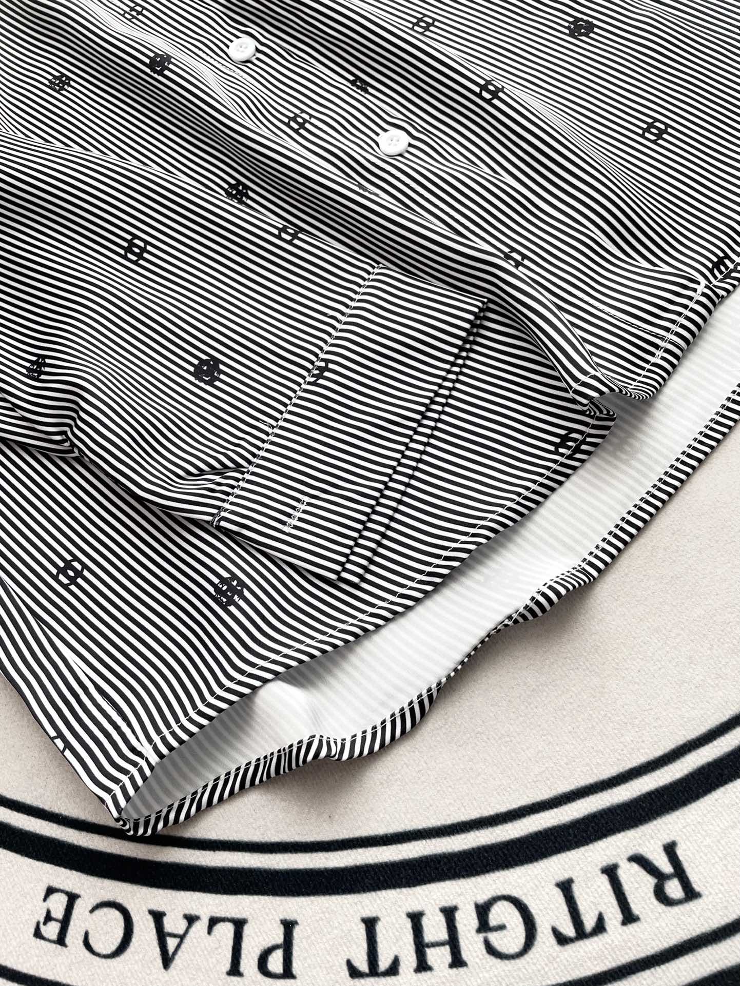 Chanel 2404 - Рубашка в полоску с принтом, объемной аппликацией и вышивкой, с коротким рукавом.